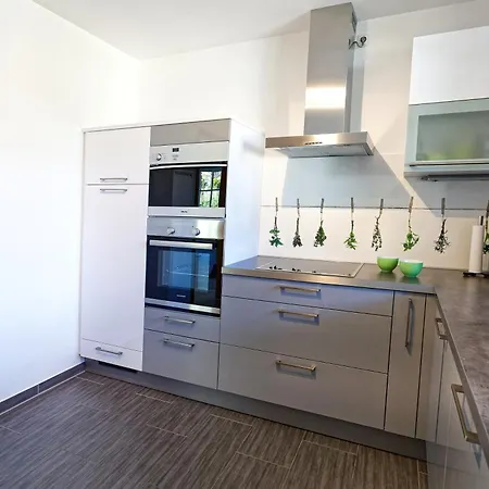 Apartamento Exklusives Penthouse Mit Dachterrasse, Hochwertig Ausgestatteter Küche Mit Dampfgarer, Inklusive 2 Stellplätze Und Fahrradgarage Kulmbach